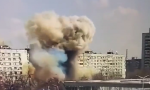 VIDEO| Captan el momento exacto de un bombardeo en un edificio residencial ucraniano