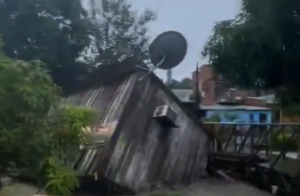 VIDEO| Fuertes lluvias en Brasil provocan que una casa entera se arrastre por el agua