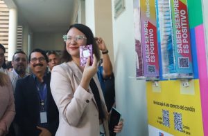 Hassler lidera instalación de dispensadores de preservativos en 11 liceos de Santiago