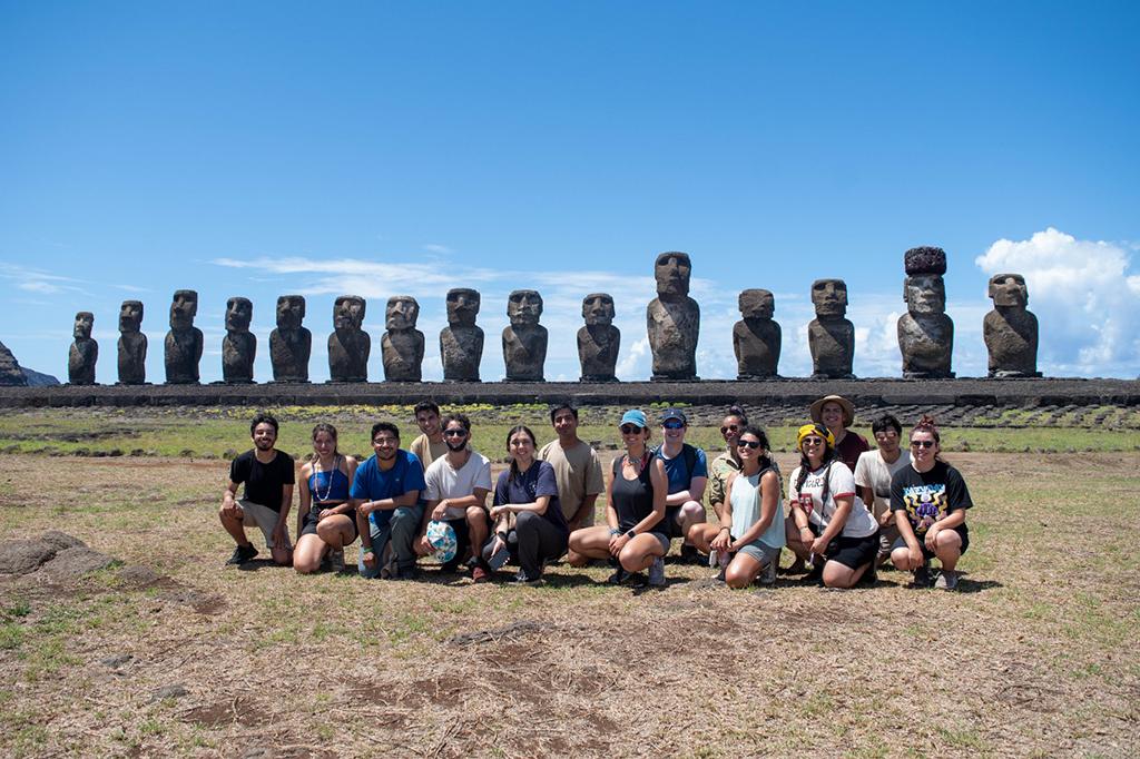 La historia de los estudiantes que buscaban la causa de un incendio y encontraron un moai