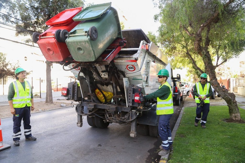Comienza recolección de reciclaje puerta a puerta en 14 comunas de Santiago