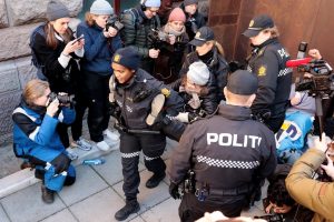 VIDEO| Así desalojaron a Greta Thunberg durante su protesta ambientalista en Noruega