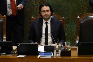 Mirosevic y su tensa jornada en la Cámara: Moción de censura en su contra y encontrón con De la Carrera