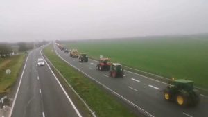 VIDEO| Protestas en Francia escalan: Se suman ecologistas y agricultores en tractor