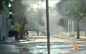 VIDEO| Incidentes en Liceo de Aplicación: Aseguran que se lanzaron más de 80 molotov