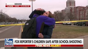 VIDEO| Periodista abraza en vivo a su hijo: Reporteaba tiroteo en su escuela