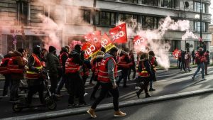 Violentas protestas se toman Francia por reforma a edad de jubilación impulsada por Macron
