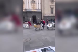 VIDEO | Con música de Harry Potter: Ambulantes corren en Plaza de Armas por un lugar