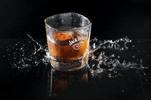 Whiskey Bourbon en las rocas o sin hielo: ¿cuál es la mejor manera de disfrutarlo?