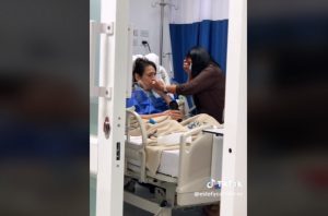 VIDEO| Previo a su muerte, hombre postrado se despide de su esposa con conmovedor gesto