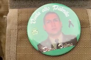 “Vuela alto Palmita”: Carabineros rinden homenaje a Daniel Palma con distintivo en su uniforme