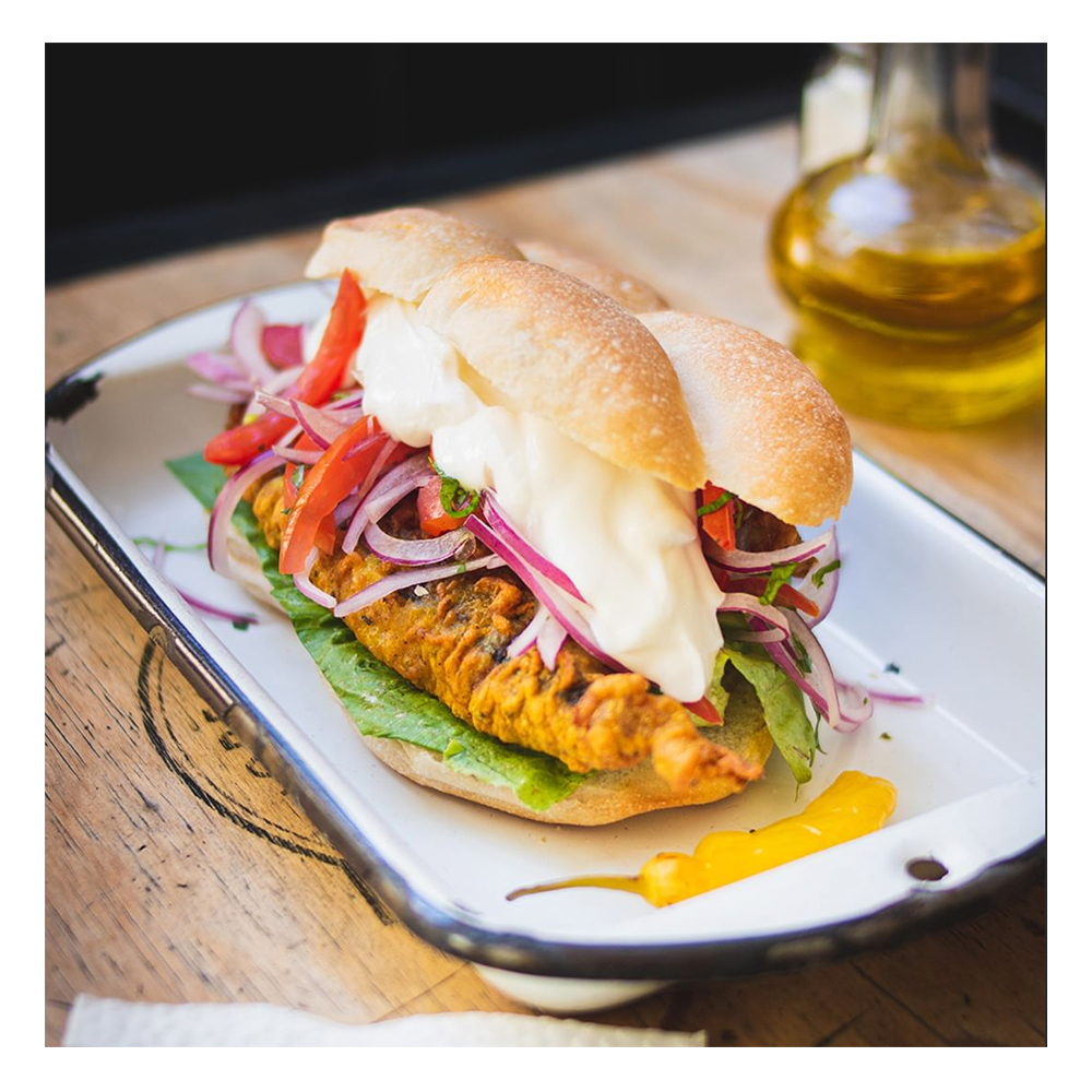 Fotografía de Sandwich de Merluza y ensalada a al Chilena