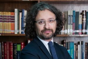 Defensor de indultos en el TC y doctor en derecho: Raúl Letelier, nuevo presidente del CDE