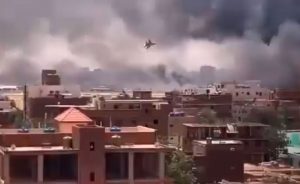 VIDEO| Sudán vuelve a sufrir bombardeos y países del mundo inician evacuación de ciudadanos
