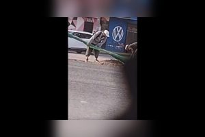 VIDEO| Hombre se hace viral al ser disparado al aire por estructura pesada en medio de robo