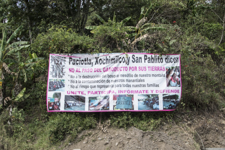 Carteles de oposición al Proyecto Integral Morelos. 