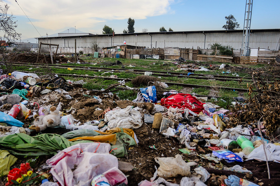 Más de $250 mil y 540 días de cárcel: Penas por tirar basura en sitios eriazos en nueva ley