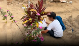 VIDEO| La conmovedora historia de niño que visita a su madre en cementerio y hace tareas