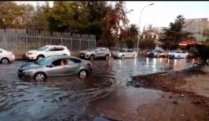 Cuento de nunca acabar: Canal de regadío se desborda e inunda sector de Parque O’Higgins
