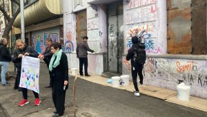Pintura, lienzos y banderas: Estrategia de vecinos de Barrio Matta para recuperar casa tomada