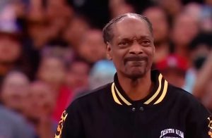 VIDEO| Snoop Dogg sorprende a todos en la WWE con el “codazo del pueblo” de The Rock