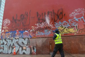 Tras grafitis en Iglesia San Francisco: Presentan ley "antirayados" que endurece penas por reincidencia