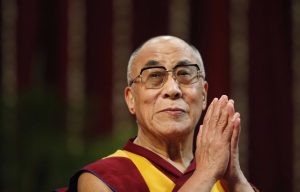 VIDEO| Dalái Lama se disculpa tras preguntarle a un menor si quiere "chuparle la lengua"