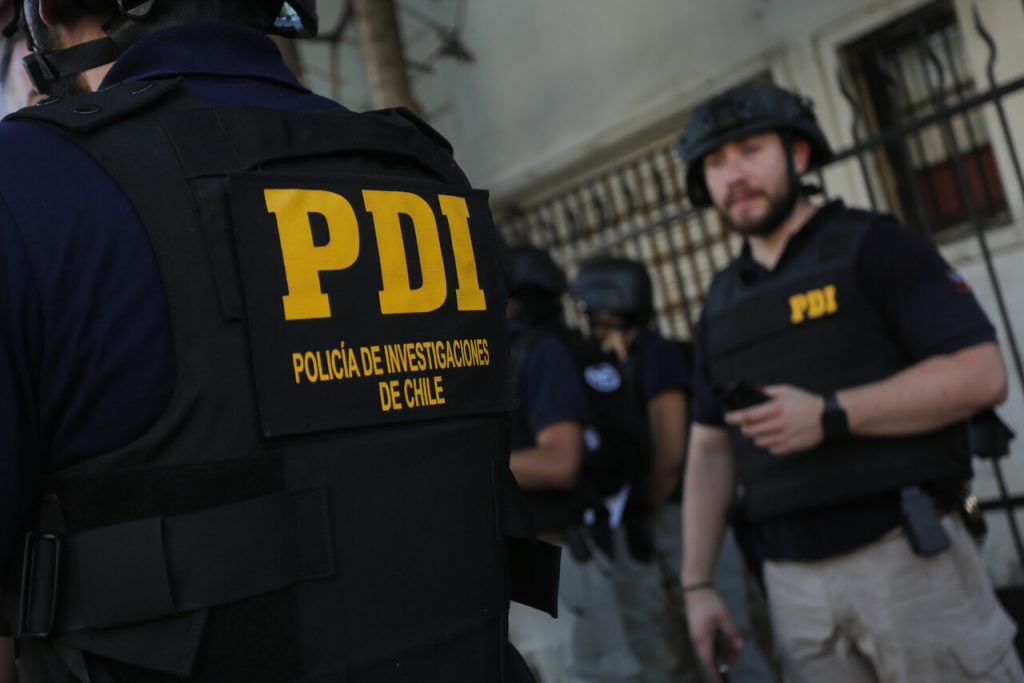 Intentan asaltar a funcionarios PDI a cuadras de La Moneda: Terminó en balacera