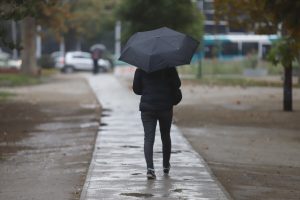 Lluvia en Santiago: Anuncian más precipitaciones y posibles tormentas eléctricas
