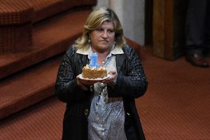 VIDEO| Diputada Naveillan regala torta a ministra Tohá en ironía por Estado de Excepción