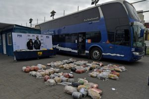 Golpe al Tren de Aragua: PDI detiene a 11 miembros con 170 kilos de drogas y un bus