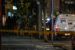 Dos menores de edad mueren en supuesto portonazo en el centro de Santiago