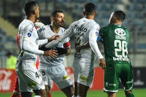 Santos denuncia insultos racistas de hinchas de Audax Italiano en duelo por Copa Sudamericana