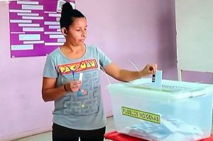 VIDEO| Karla Añes, la ‘candidata narco’ del PDG, votó sin problemas: “Las leyes son así po”