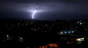 VIDEO| Se vuelve viral el impresionante momento en el que un rayo cayó en Los Ríos