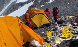 VIDEO| Viralizan indignantes imágenes de las expediciones en Monte Everest: "Lo más sucio que he visto jamás"