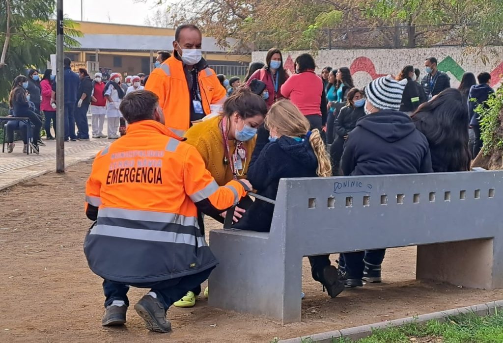 Intoxicación en colegio Cerro Navia: Sube número de afectados y Bomberos aclara motivos
