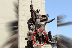 Roban espada de Arturo Prat de la estatua situada frente al Mercado Central de Santiago