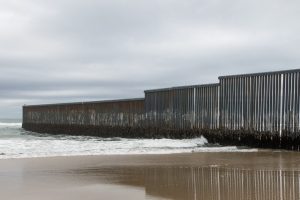Muro de Trump para frenar inmigración logra victoria temporal en Congreso de EE.UU.