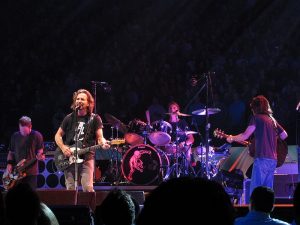 Pearl Jam se suma a campaña chilena que pide a Boric prohibir salmoneras en áreas protegidas