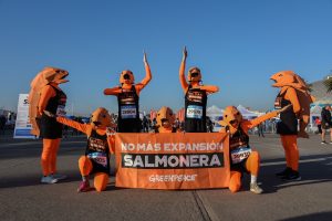 VIDEO| Maratón de Santiago: Activistas de Greenpeace corren simulando escape de salmones