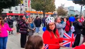 VIDEO| Instituto Chileno Británico de Cultura de Concepción organiza desfile por coronación del Rey Carlos III