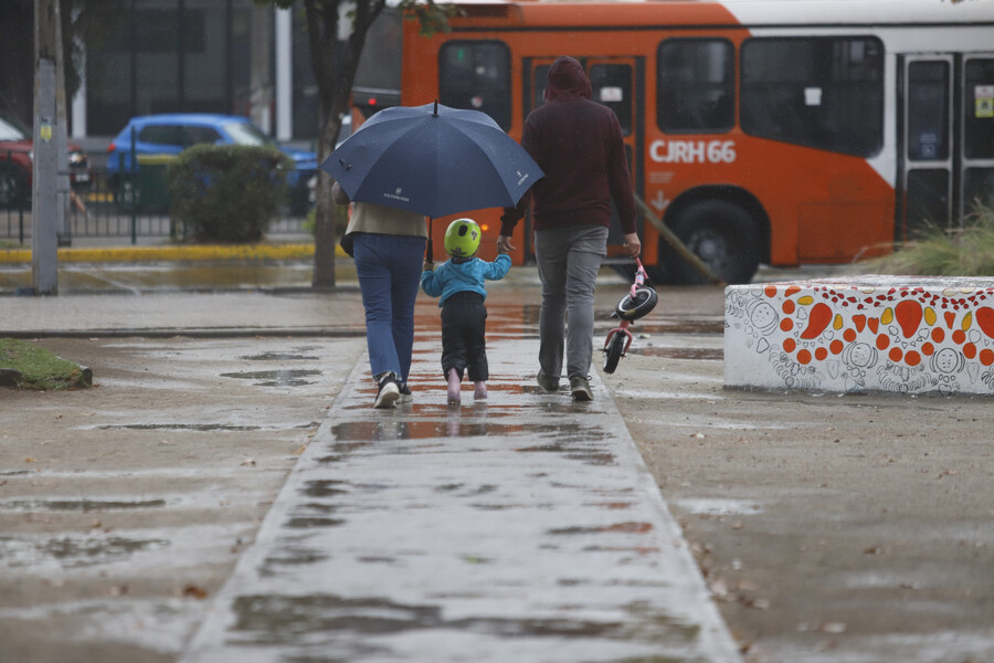 ¿Cuándo llega la lluvia a Santiago?: Sistema frontal ya afecta a zona sur del país