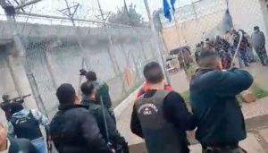 VIDEO| Así fueron los tensos minutos por gendarmes retenidos en el penal de Angol