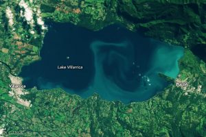 NASA capta imágenes de la contaminación por bloom de algas en el lago Villarrica