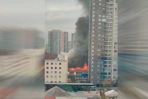 VIDEO| Voraz incendio afecta a cuartel de la PDI en San Miguel: Humo se ve en casi todo Santiago