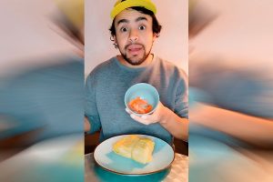 VIDEO| Tiktoker mexicano prueba las humitas chilenas: ¿Son mejores con azúcar o con tomates?