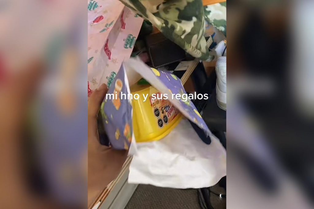 VIDEO| Niño pequeño es viral tras darle regalos a su hermano: "Esto se lo regalé yo"