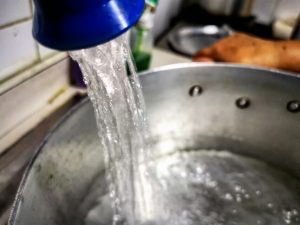 Municipalidad de Lo Barnechea pide a vecinos juntar agua “a discreción” por peligro de corte