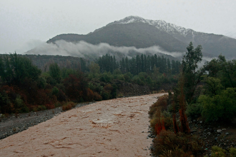 Aguas Andinas en alerta por «inusual pronóstico de intensas lluvias» en Región Metropolitana